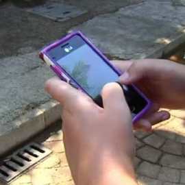 El fiscal de menores de Valencia propone prohibir que los niños usen móviles con internet