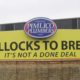 Uno de los carteles de la empresa. Daniel LEAL-OLIVAS / AFP