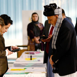 El presidente de Afganistán, Ashraf Ghani, votando. EFE