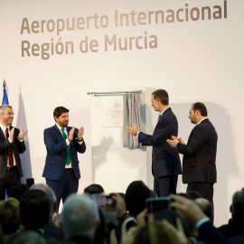 El presidente de AENA, Maurici Lucena; el presidente de la Región de Murcia, Fernando López Miras; el Rey Felipe VI; y el ministro de Fomento, José Luis Ábalos, durante la inauguración del aeropuerto internacional de la Región de Murcia, el 15 de en