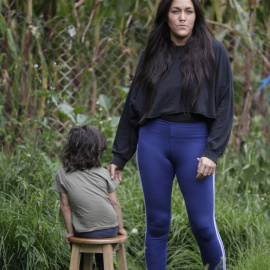 L'activista Daniela Ortiz amb el seu fill.