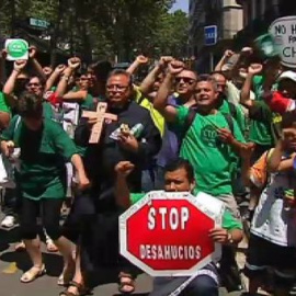 200 miembros de la PAH protestan en una sucursal del Banco Popular