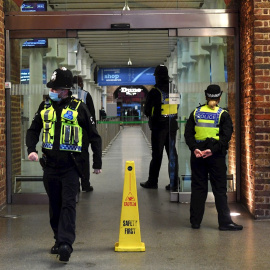 Agentes de Policía en la entrada de la estación Kings Cross St.Pancras del Eurostar en Londres.