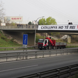 Pancarta desplegada per l'ANC i Òmnium Cultural sobre la carretera en direcció a la planta de la Seat a Martorell.