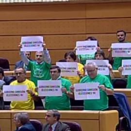Carteles de 'Gobierno dimisión. Elecciones ya' en el Pleno del Congreso