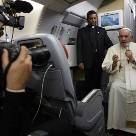 El Papa Francisco da una conferencia de prensa a bordo del avión papal en su vuelo de regreso después de visitar Canadá, el 30 de julio de 2022