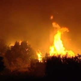 Continúa activo el incendio en la localidad toledana de Almorox