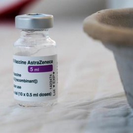 Vista de un vial de la vacuna de AstraZeneca en la primera jornada de la vacunación masiva contra la covid-19 en el Área de Salud de Ibiza y Formentera.