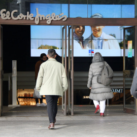 Compradors entrant a un centre comercial de Barcelona.