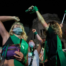 Varias mujeres celebran la aprobación de la legalización y despenalización del aborto en Argentina, en Buenos Aires, Argentina, a 30 de diciembre de 2020.