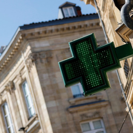 Imagen de una señal de una farmacia.