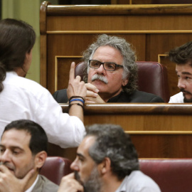 PAblo Iglesias (de espaldas) conversa con los diputados de ERC Joan Tardá y Gabriel Rufián.- EFE/BALLESTEROS/ARCHIVO