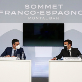 El presidente del Gobierno, Pedro Sánchz, con el presidente francés, Emmanuel Macron, en la cumbre bilateral celebrada en la localidad de Montauban. REUTERS/Frederic Scheiber/Pool