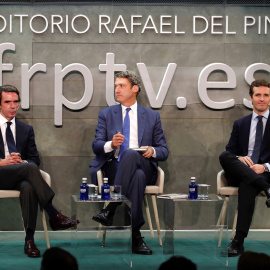 El expresidente del Gobierno José María Aznar, junto al director de la fundación Rafael del Pino, Vicente J. Montes Gan, y el presidente del PP, Pablo Casado, durante la presentación de su libro 'El futuro es hoy', en Madrid. EFE/Javier Lopez