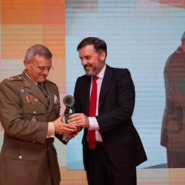 El teniente general Fernando José López del Pozo recibe el premio de Hazte Oír para el Ejército.