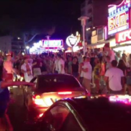 Turistas borrachos impiden el paso a los coches en la principal avenida de Magaluf