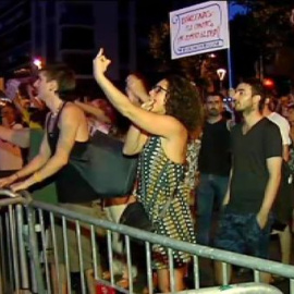 Cientos de personas protestan ante la sede del PP en Barcelona