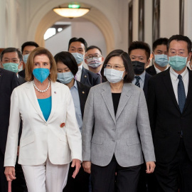 La presidenta de la Cámara de Representantes de los Estados Unidos, Nancy Pelosi, asiste a una reunión con la presidenta de Taiwán, Tsai Ing-wen, en la oficina presidencial en Taipei, Taiwán, el 3 de agosto de 2022.