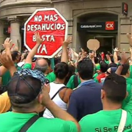 Decenas de personas ocupan una sucursal bancaria en Barcelona para pedir la dación en pago