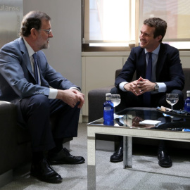 El presidente del PP, Pablo Casado, y su predecesor, Mariano Rajoy, en la reunión mantenida el lunes 23 de julio en la sede de la calle Génova. PP