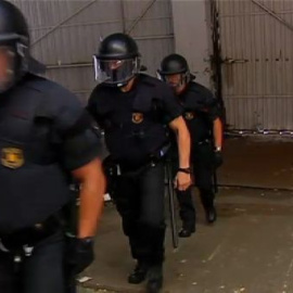 Desalojados unos inmigrantes que residían ilegal en unas naves de Barcelona