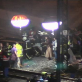 Decenas de bomberos trabajan sin descanso para encontrar a gente con vida