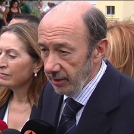  Rubalcaba y Valenciano visitan el lugar del accidente