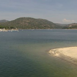 El pantano de San Juan se convierte en un vertedero por la actividad turística de los fines de semana