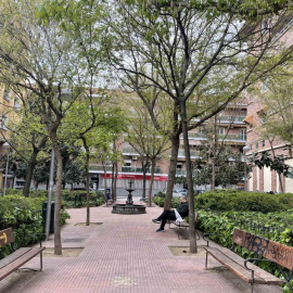 Ejemplo de oasis térmico urbano con pavimentos de color claro, arbolado caduco, espacio de sombra y una fuente. Madrid, 2021.