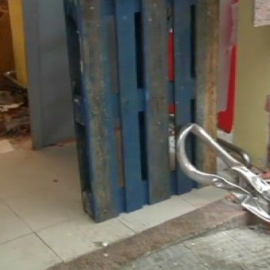 Choca contra un supermercado por huir de un control de alcoholemia