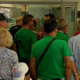 Ocupan una oficina para que Catalunya Caixa frene dos deshucios