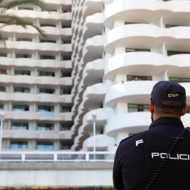 Un agente de la Policía Nacional en Mallorca,  a 30 de junio de 2021. (Archivo).