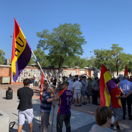 Homenaje a las Trece Rosas en el cementerio del Este de Madrid