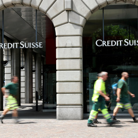 Varias personas pasan por delante de una sucursal de Credit Suisse en Zurich (Suiza). REUTERS/Arnd Wiegmann