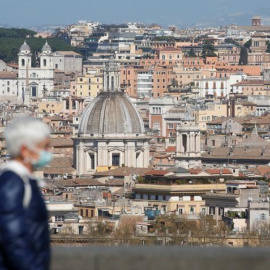 Foto de una mujer caminando por Roma en medio del brote de coronavirus. Mar 23, 2020. REUTERS/Remo Casilli