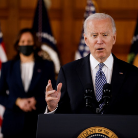 Joe Biden durante una rueda de prensa, con Kamala Harris de fondo.