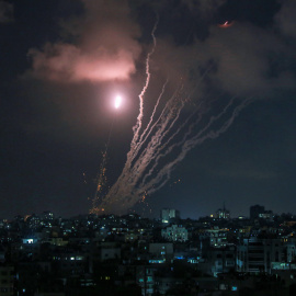 Los combatientes de las Brigadas Al-Quds, el brazo armado de la Yihad Islámica Palestina, disparando cohetes en el este de la ciudad de Gaza este sábado.