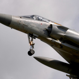 Un avión de combate Mirage 2000-5 de la Fuerza Aérea de Taiwán sobrevolando la isla.