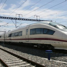 Renfe retoma el proyecto de lanzar un AVE de bajo coste para cubrir el trayecto Madrid-Barcelona.- EFE