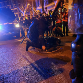 Un mosso detiene a un manifestante en la manifestación del día 27 de febrero de Barcelona contra la encarcelación de Pablo Hasél.