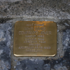 La llamborda 'Stolpersteine' en homenatge a Lluís Companys, col·locada a la plaça Sant Jaume el 15 d'octubre passat.