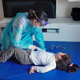 27/02/2021. Lara, de 7 años, el único caso vivo en el mundo con una mutación del genCARS2, recibe terapia en su domicilio. - EFE