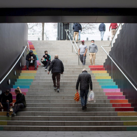 01/03/2021.- Varios clientes en el Centro Comercial La Maquinista, en Barcelona.