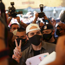 El presidente de El Salvador, Nayib Bukele, en el momento de acudir a votar.