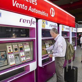 09/08/2022 Una persona en una de las máquinas de venta de billetes en la estación Madrid-Atocha Cercanías, a 8 de agosto de 2022, en Madrid.
