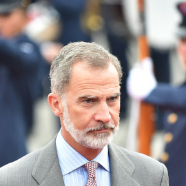El rey Felipe VI a su llegada a la base aérea militar de Catam, en Bogota, para asistir a la toma de posesión del nuevo presidente del país, Gustavo Petro. AFP/Daniel Muñoz