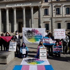 10/03/2021.- Actividades de asociaciones de personas trans anuncian el inicio de una huelga de hambre, para presionar al PSOE y a Unidas Podemos a presentar una proposición de ley que reconozca sus derechos, este miércoles a las puertas del Congreso de 