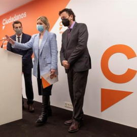 La coordinadora de Ciudadanos en la Región de Murcia, Ana Martínez Vidal; el portavoz del grupo municipal en el Ayuntamiento de Murcia,  Mario Gómez y el diputado en el parlamento murciano Juan José Molina Gallardo (d), este viernes.