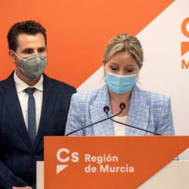 - La coordinadora de Ciudadanos en la Región de Murcia y candidata a presidir la Comunidad de Murcia Ana Martínez Vidal acompañada por el portavoz del grupo municipal en el Ayuntamiento de Murcia Mario Gómez