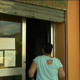 Vecinos de Santander ayudan a una tienda solidaria a repartir alimentos